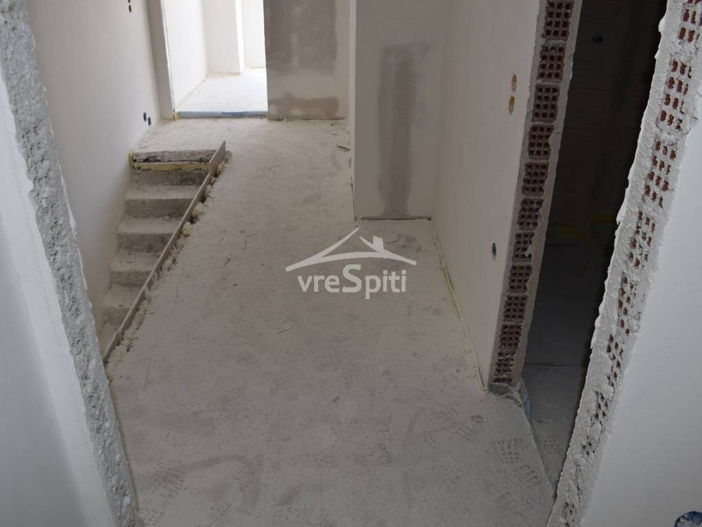 ΔΙΑΔΡΟΜΟΣ ΕΠΑΝΩ ΟΡΟΦΟΥ-ΣΚΑΛΕΣ