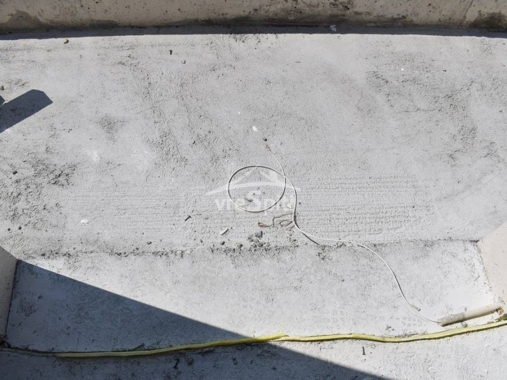 ΜΠΑΛΚΟΝΙ ΕΠΑΝΩ ΟΡΟΦΟΥ