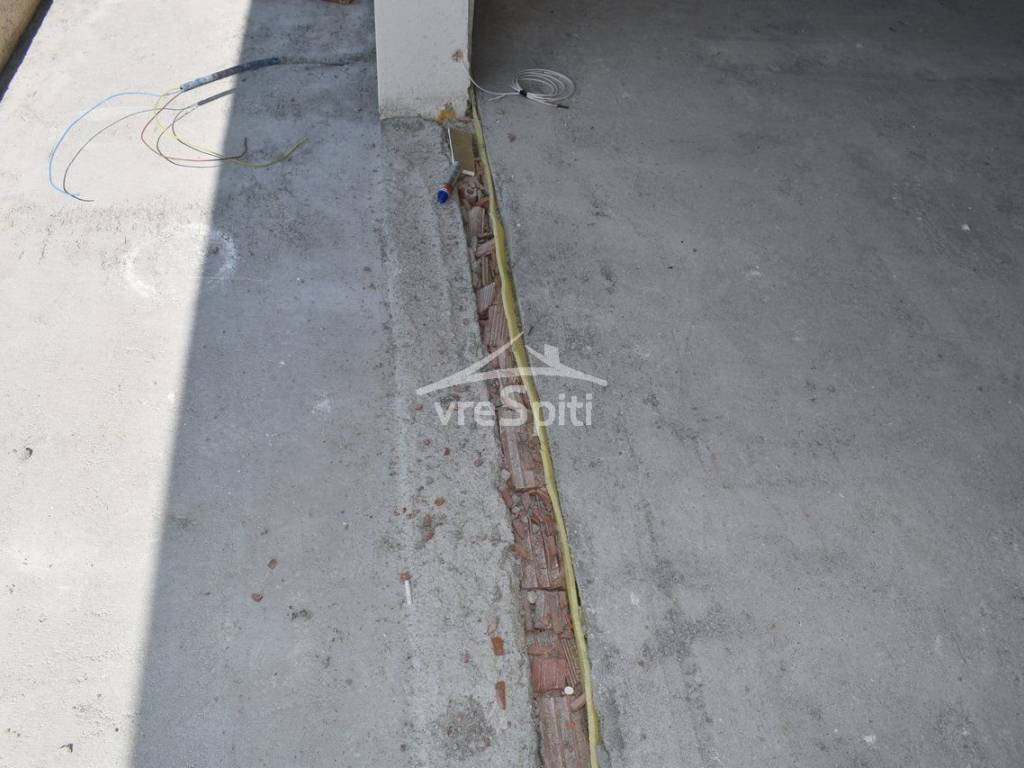 ΜΠΑΛΚΟΝΙ ΕΠΑΝΩ ΟΡΟΦΟΥ