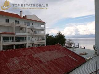 thea thalassa kai apo to piso mpalkoni