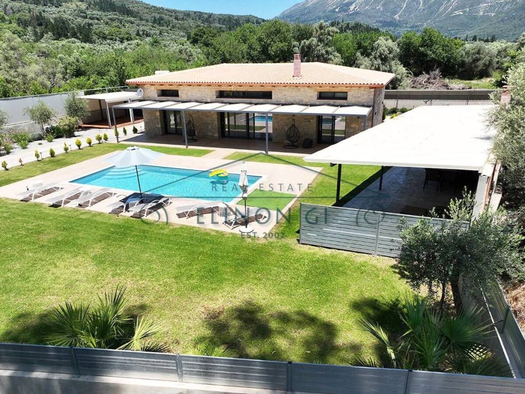 E megale monokatoikia me ten pisina