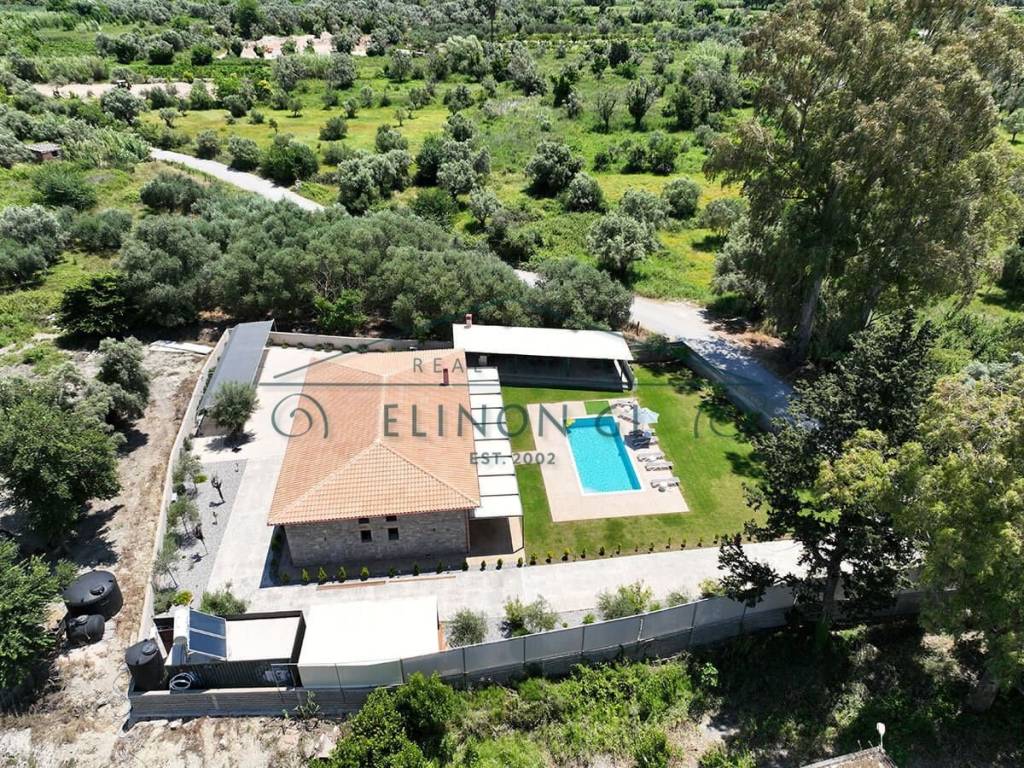 E megale monokatoikia me ten pisina