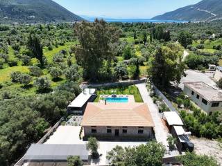 E megale monokatoikia me ten pisina