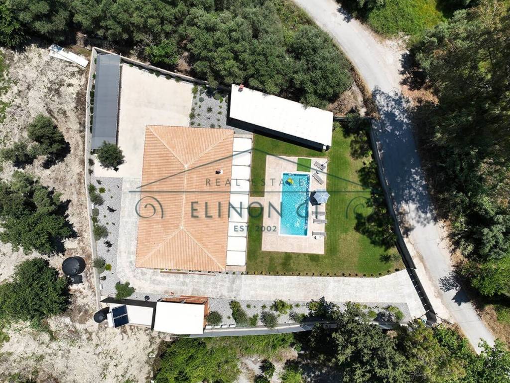 E megale monokatoikia me ten pisina