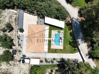 E megale monokatoikia me ten pisina