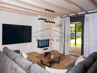 To saloni me to tzaki