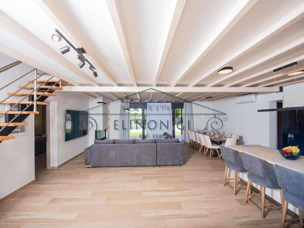 O eniaios choros sto isogeio