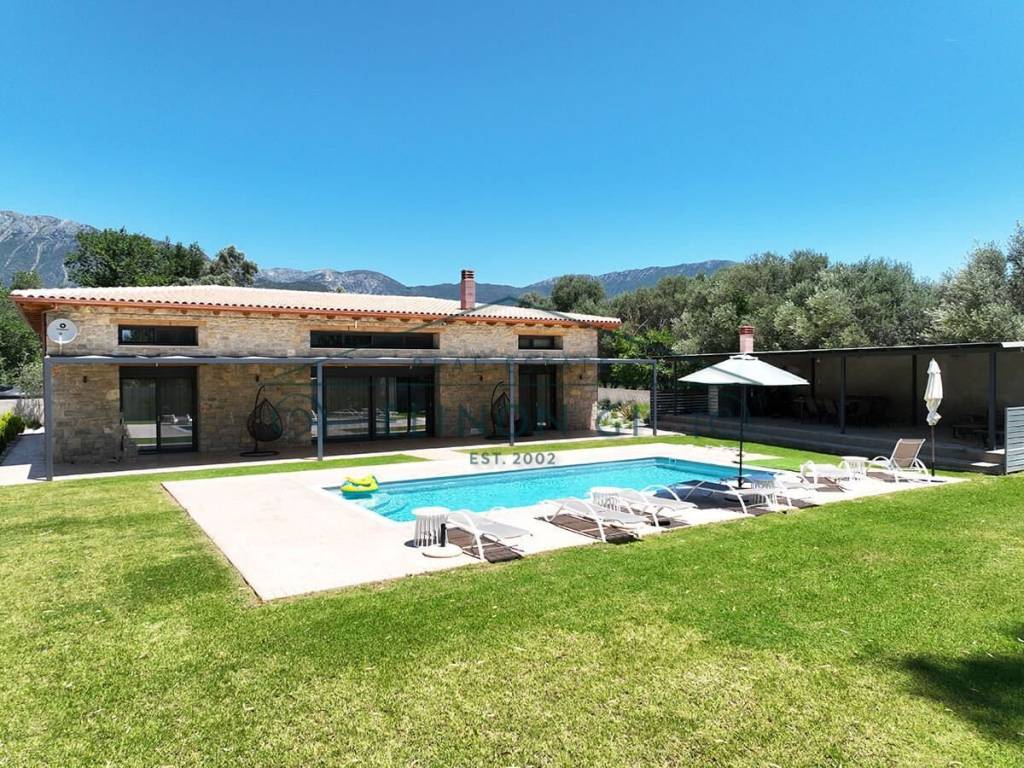 E megale monokatoikia me ten pisina