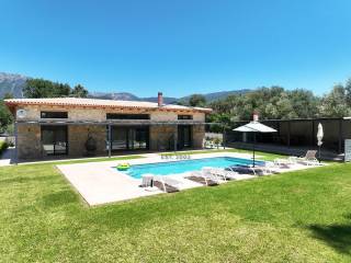 E megale monokatoikia me ten pisina