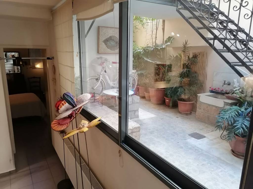 θέα προς αυλή