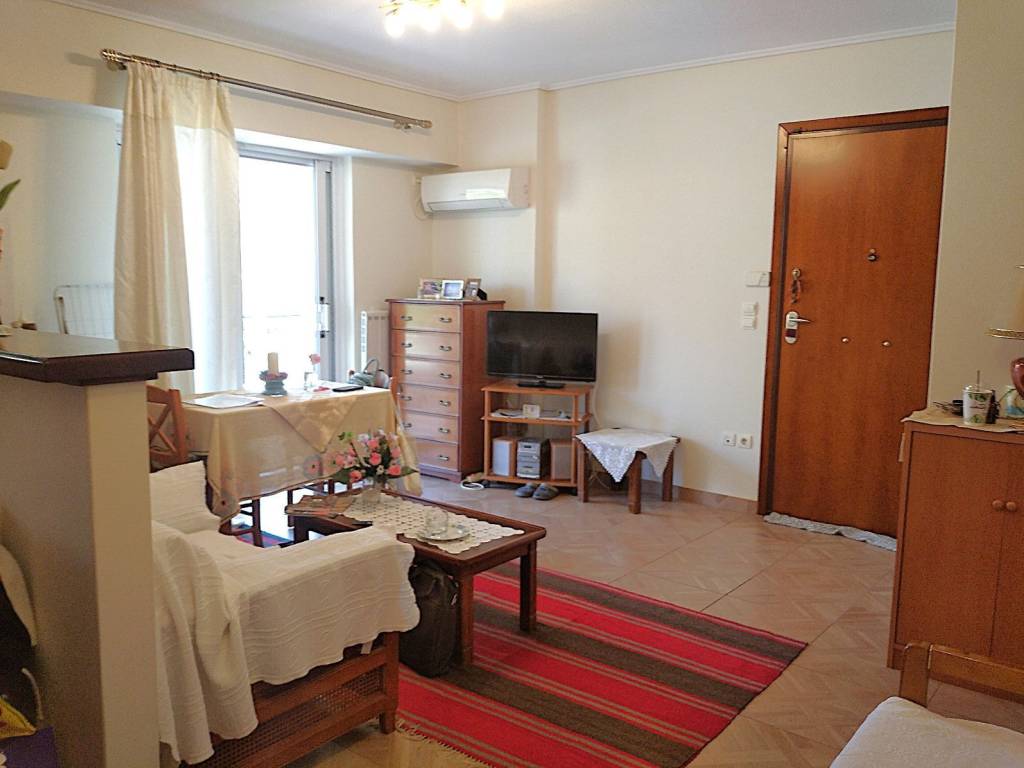 Άποψη σαλονιού με πόρτα ασφαλείας εισόδουL και μπαλκονόπορτα