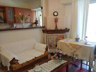 Χώρος σαλονιού με τζάκι και πάσο κουζίνας