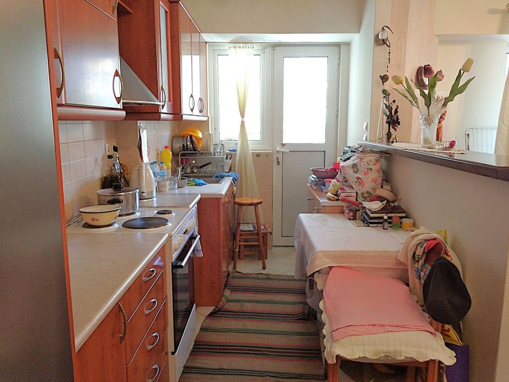 Κουζίνα με μπαλκονόπορτα στην βεράντα πρ&#039;οσοψης