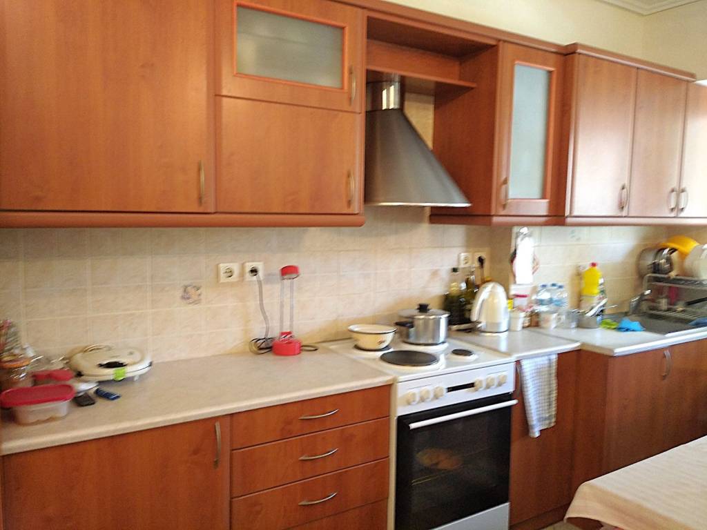 Άποψη ηλεκτρικής κουζίνας, απορροφηκουζίνας και  ντουλαπιών