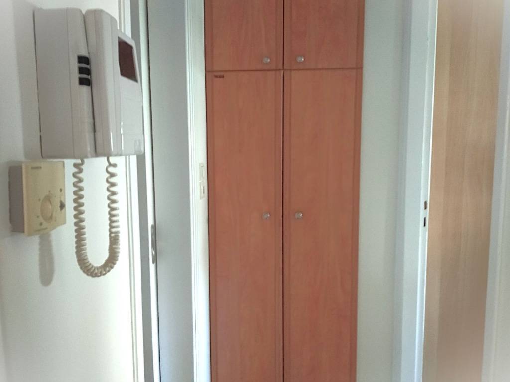 Μικρός διάδρομος με θυροτηλεόραση, έξτρα ντουλάπα στο βάθος