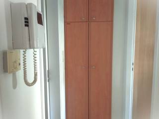 Μικρός διάδρομος με θυροτηλεόραση, έξτρα ντουλάπα στο βάθος