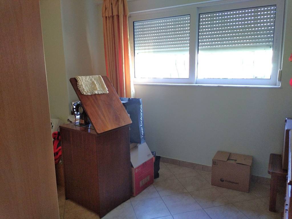 Δεύτερο υπνοδωμάτιο με συρόμενο παράθυρο και διπλά τζάμια