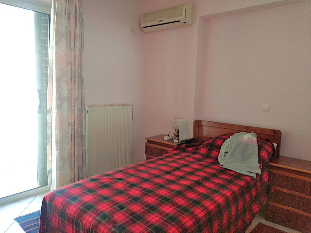 Πρώτο κύριο υπνοδωμάτιο με μπαλκονόπορτα στο πίσω μπαλκόνι