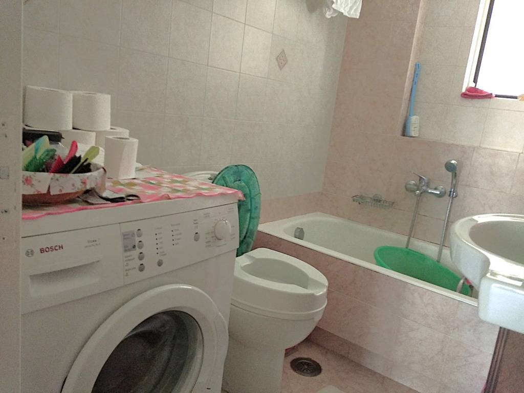 Μπάνιο με χώρο πλυντηρίου