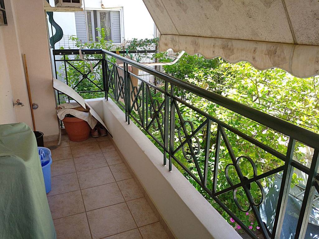 Πίσω μπαλκόνι με τέντες