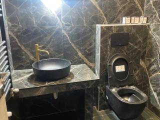 Forumland Real Estate, Μπάνιο