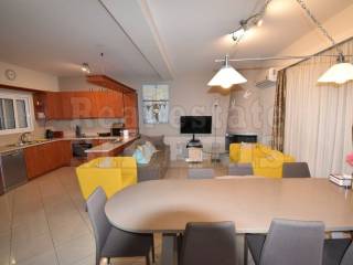 Σαλόνι  με τραπεζαρία