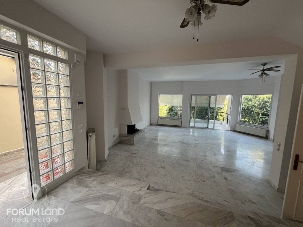 Forumland Real Estate, Σαλόνι