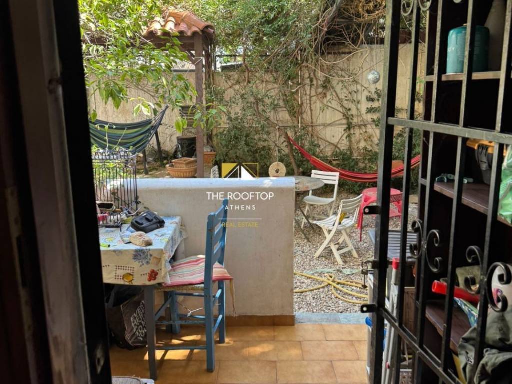 porta sten koyzina poy odegei se piso mpalkoni kai ten ayle