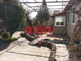 Πωλείται διόροφη  κατοικία 140τ.μ.   Αποτελείται από 2 διαμερίσματα. Στο ισόγειο υπάρχει ένα διαμέρισμα 75 τμ  Αποτελείται από 1 υπνοδωμάτιο,  