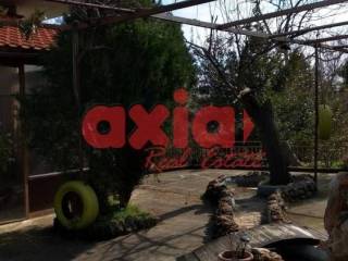 Πωλείται διόροφη  κατοικία 140τ.μ.   Αποτελείται από 2 διαμερίσματα. Στο ισόγειο υπάρχει ένα διαμέρισμα 75 τμ  Αποτελείται από 1 υπνοδωμάτιο,  