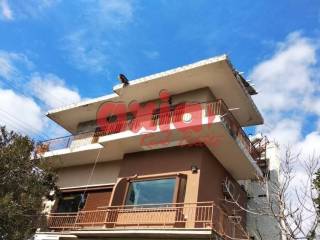 Πωλείται διόροφη  κατοικία 140τ.μ.   Αποτελείται από 2 διαμερίσματα. Στο ισόγειο υπάρχει ένα διαμέρισμα 75 τμ  Αποτελείται από 1 υπνοδωμάτιο,  