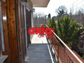 Πωλείται διόροφη  κατοικία 140τ.μ.   Αποτελείται από 2 διαμερίσματα. Στο ισόγειο υπάρχει ένα διαμέρισμα 75 τμ  Αποτελείται από 1 υπνοδωμάτιο,  