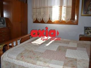 Πωλείται διόροφη  κατοικία 140τ.μ.   Αποτελείται από 2 διαμερίσματα. Στο ισόγειο υπάρχει ένα διαμέρισμα 75 τμ  Αποτελείται από 1 υπνοδωμάτιο,  