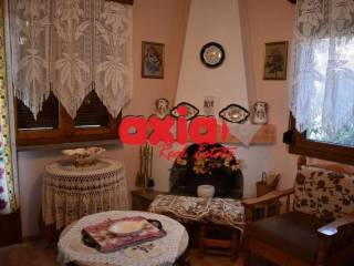 Πωλείται διόροφη  κατοικία 140τ.μ.   Αποτελείται από 2 διαμερίσματα. Στο ισόγειο υπάρχει ένα διαμέρισμα 75 τμ  Αποτελείται από 1 υπνοδωμάτιο,  