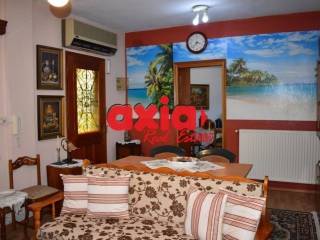 Πωλείται διόροφη  κατοικία 140τ.μ.   Αποτελείται από 2 διαμερίσματα. Στο ισόγειο υπάρχει ένα διαμέρισμα 75 τμ  Αποτελείται από 1 υπνοδωμάτιο,  