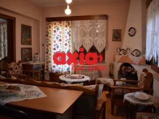 Πωλείται διόροφη  κατοικία 140τ.μ.   Αποτελείται από 2 διαμερίσματα. Στο ισόγειο υπάρχει ένα διαμέρισμα 75 τμ  Αποτελείται από 1 υπνοδωμάτιο,  