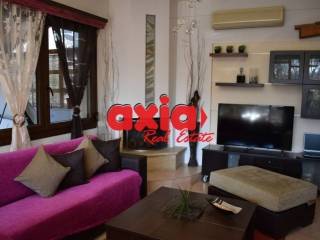 Πωλείται διόροφη  κατοικία 140τ.μ.   Αποτελείται από 2 διαμερίσματα. Στο ισόγειο υπάρχει ένα διαμέρισμα 75 τμ  Αποτελείται από 1 υπνοδωμάτιο,  