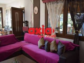 Πωλείται διόροφη  κατοικία 140τ.μ.   Αποτελείται από 2 διαμερίσματα. Στο ισόγειο υπάρχει ένα διαμέρισμα 75 τμ  Αποτελείται από 1 υπνοδωμάτιο,  