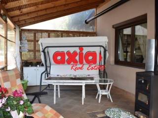 Πωλείται διόροφη  κατοικία 140τ.μ.   Αποτελείται από 2 διαμερίσματα. Στο ισόγειο υπάρχει ένα διαμέρισμα 75 τμ  Αποτελείται από 1 υπνοδωμάτιο,  