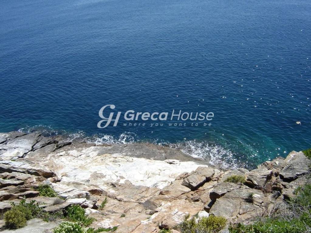 Οικόπεδο με ιδιωτική παραλία στην Ελλάδα