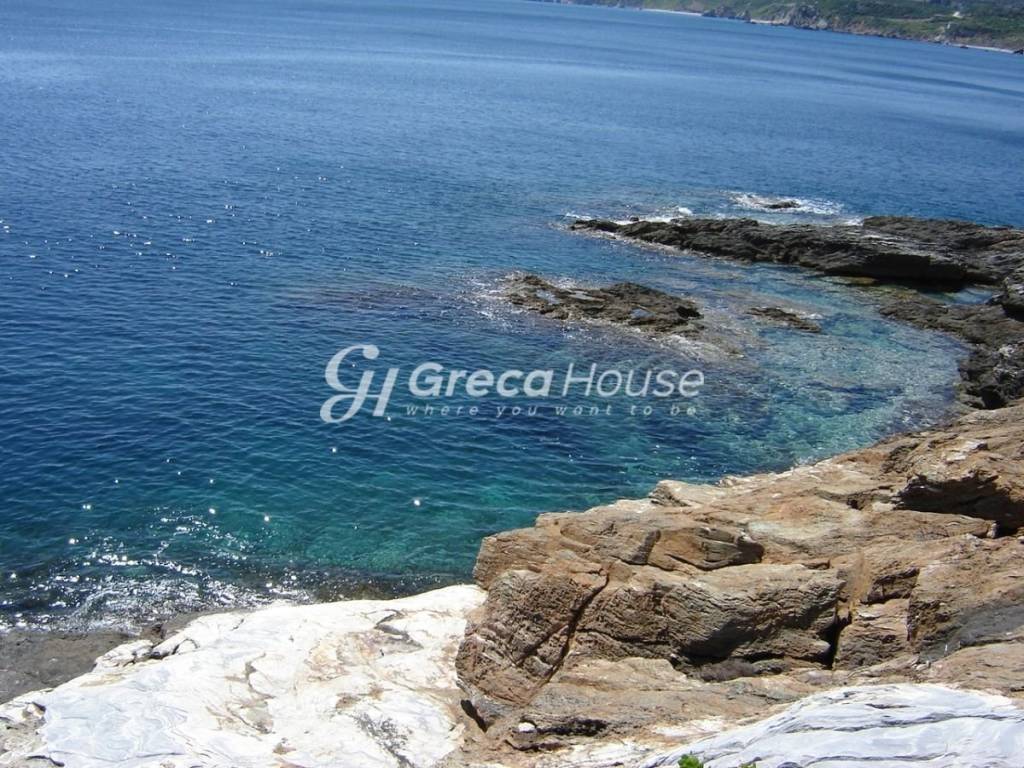 Οικόπεδο με ιδιωτική παραλία στην Ελλάδα