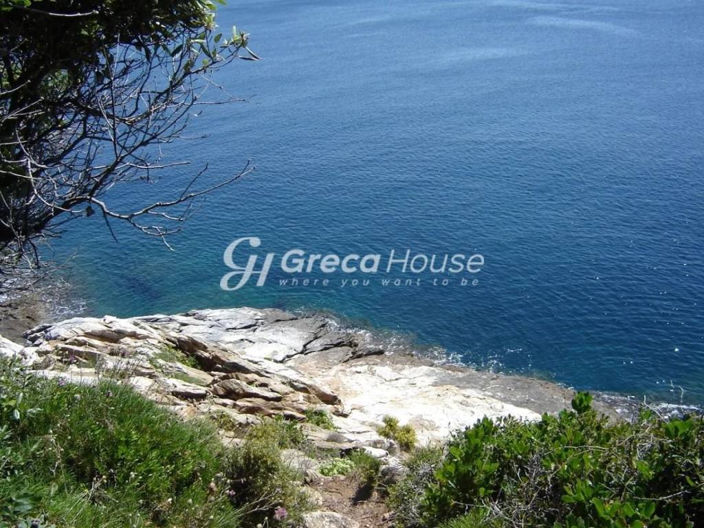 Οικόπεδο με ιδιωτική παραλία στην Ελλάδα