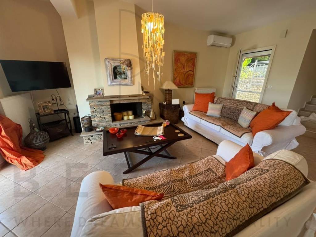 Σαλόνι με τζάκι και άμεση πρόσβαση στον κήπο