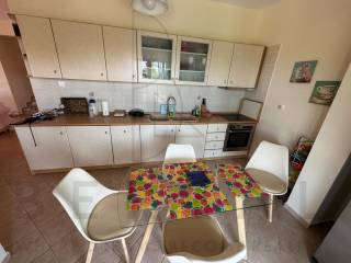 Κουζίνα με άμεση πρόσβαση στον κήπο