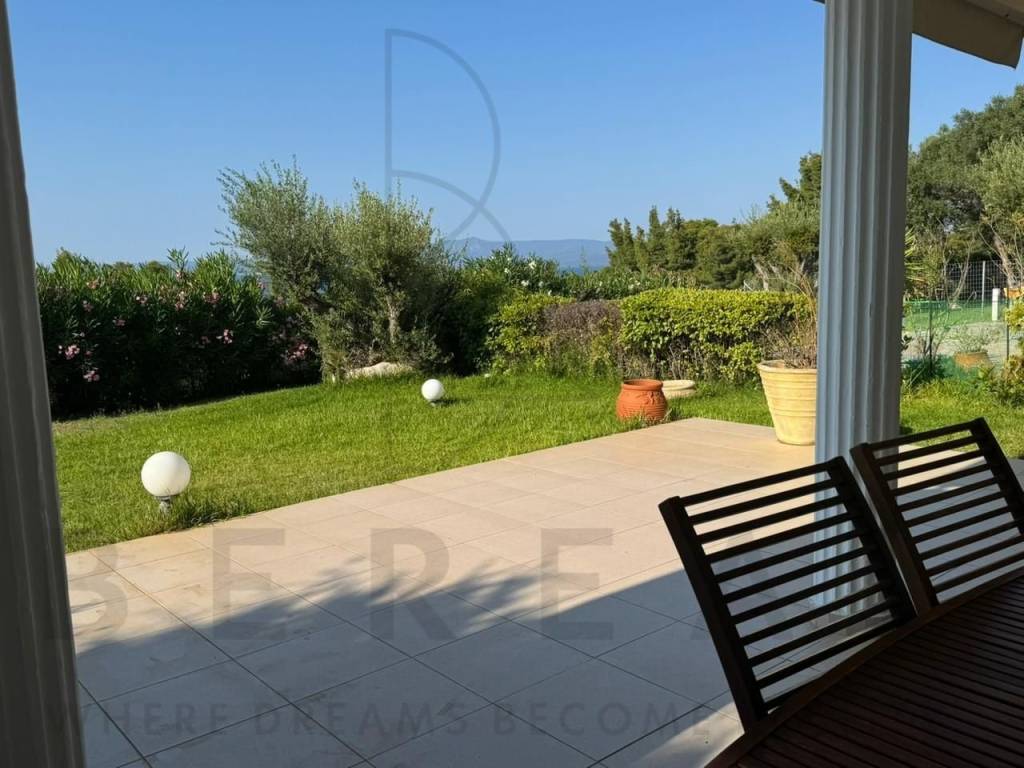 Βεράντα ισογείου με άμεση πρόσβαση στον κήπο