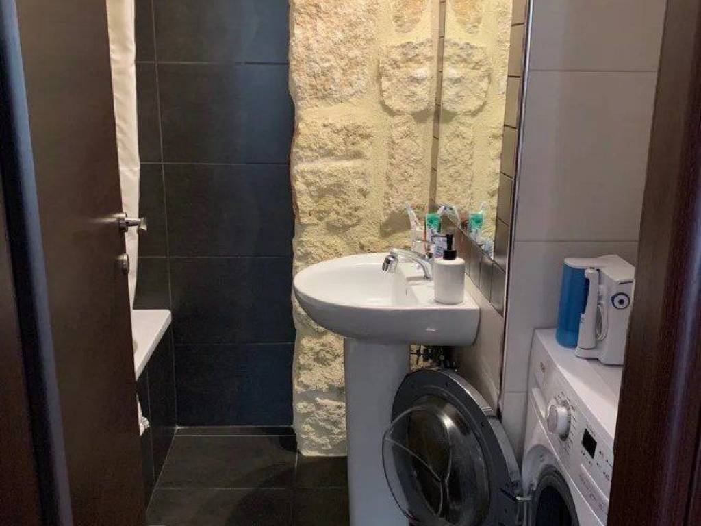 Forumland Real Estate, Μπάνιο