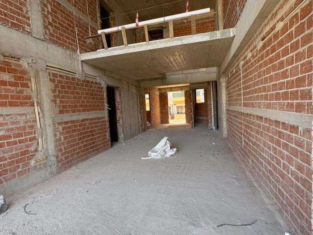 A&#039; epipedo  apoteleitai apo salotrapezaria , y/d kai mpanio