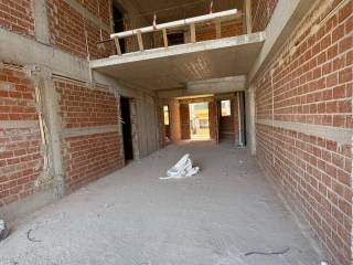 A&#039; epipedo  apoteleitai apo salotrapezaria , y/d kai mpanio