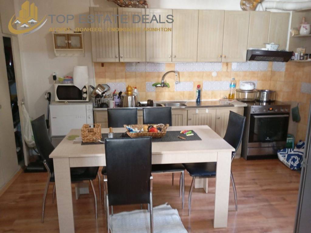 Συνεχόμενη με το σαλόνι κουζίνα