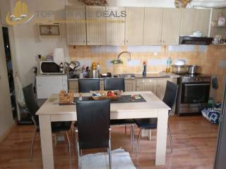 Συνεχόμενη με το σαλόνι κουζίνα